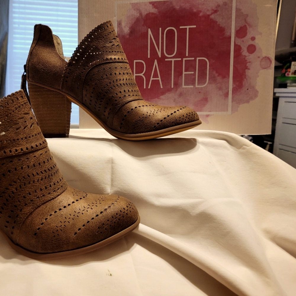 Brown ladies boots, size 9.5